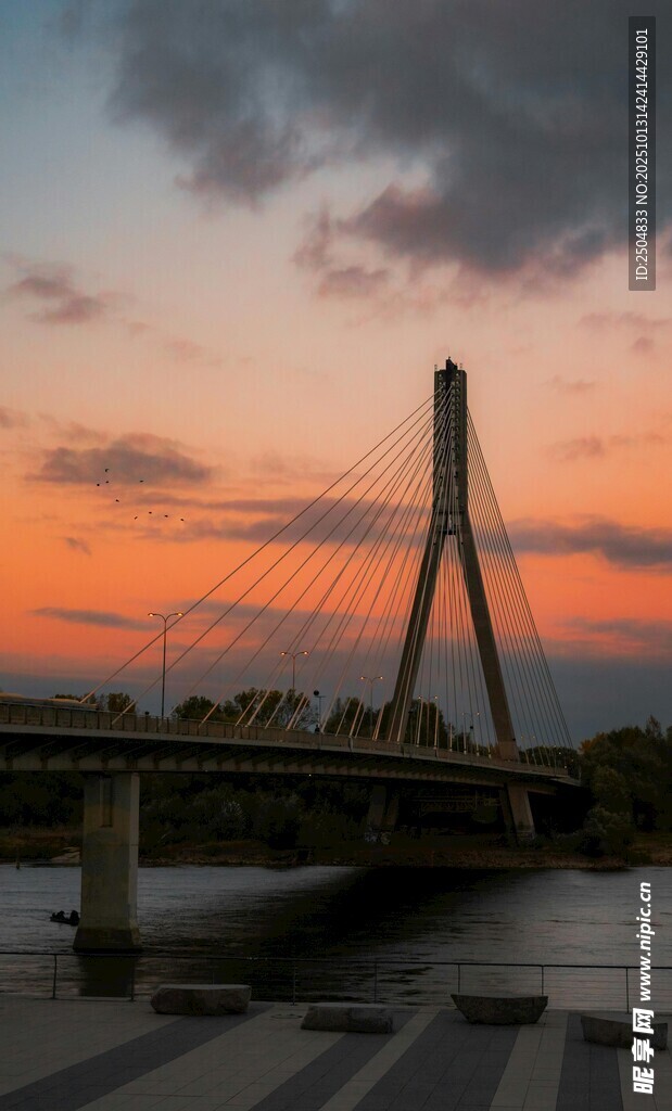 夕阳下的桥梁美景