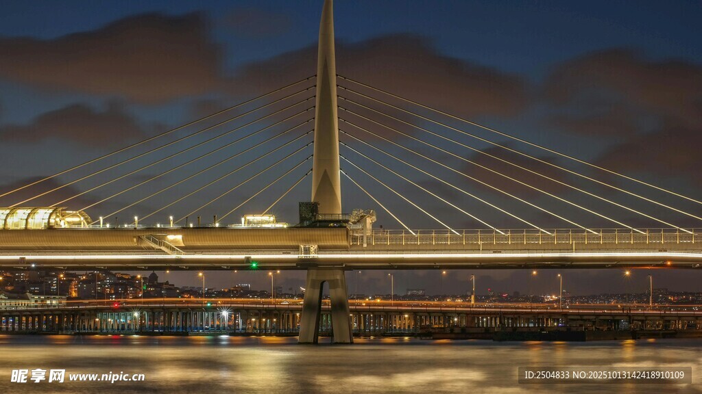 城市夜景中的现代桥梁