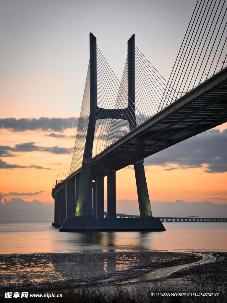 夕阳下的宏伟跨海大桥