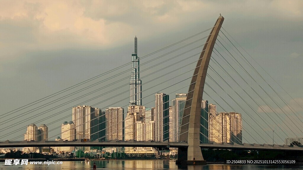 城市河畔拱桥与建筑景观
