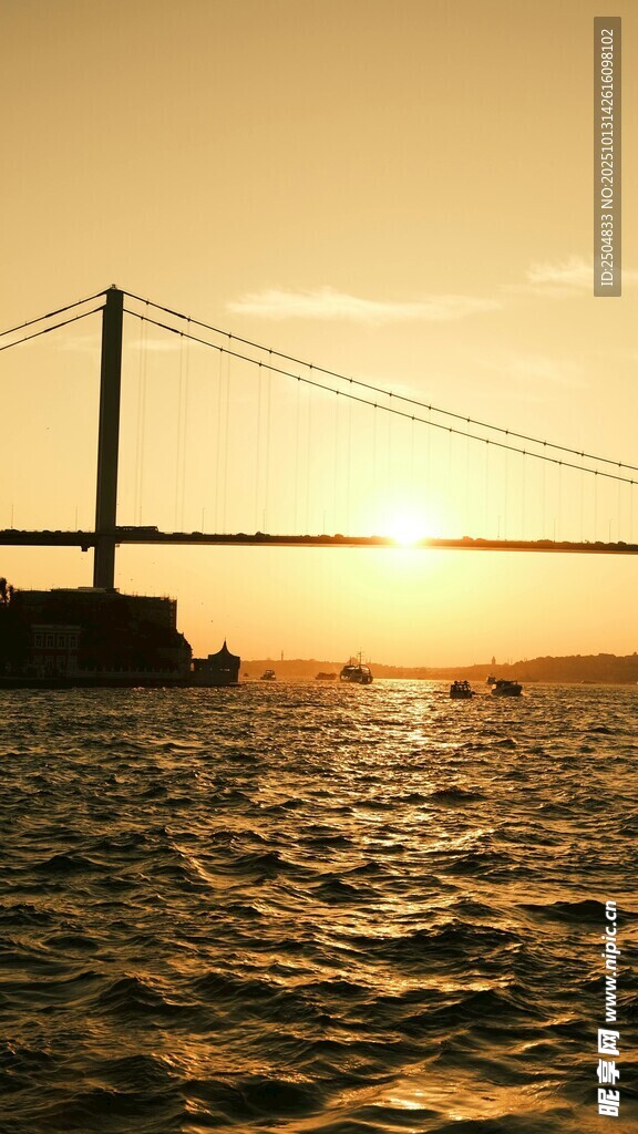 夕阳下的跨海大桥美景