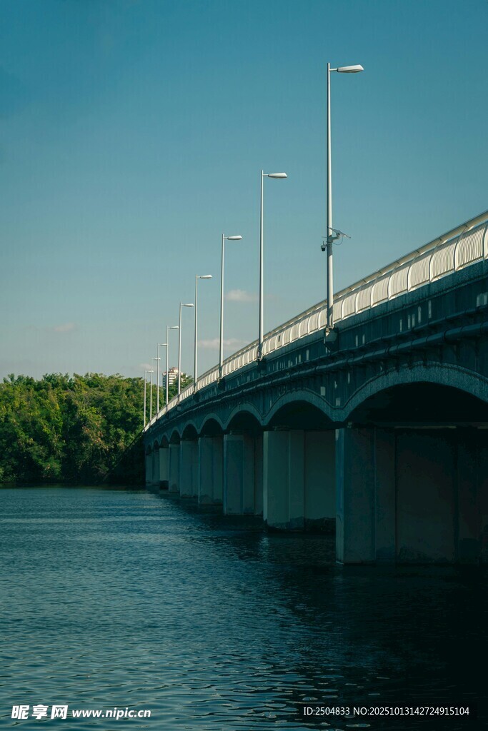 河畔桥梁风景
