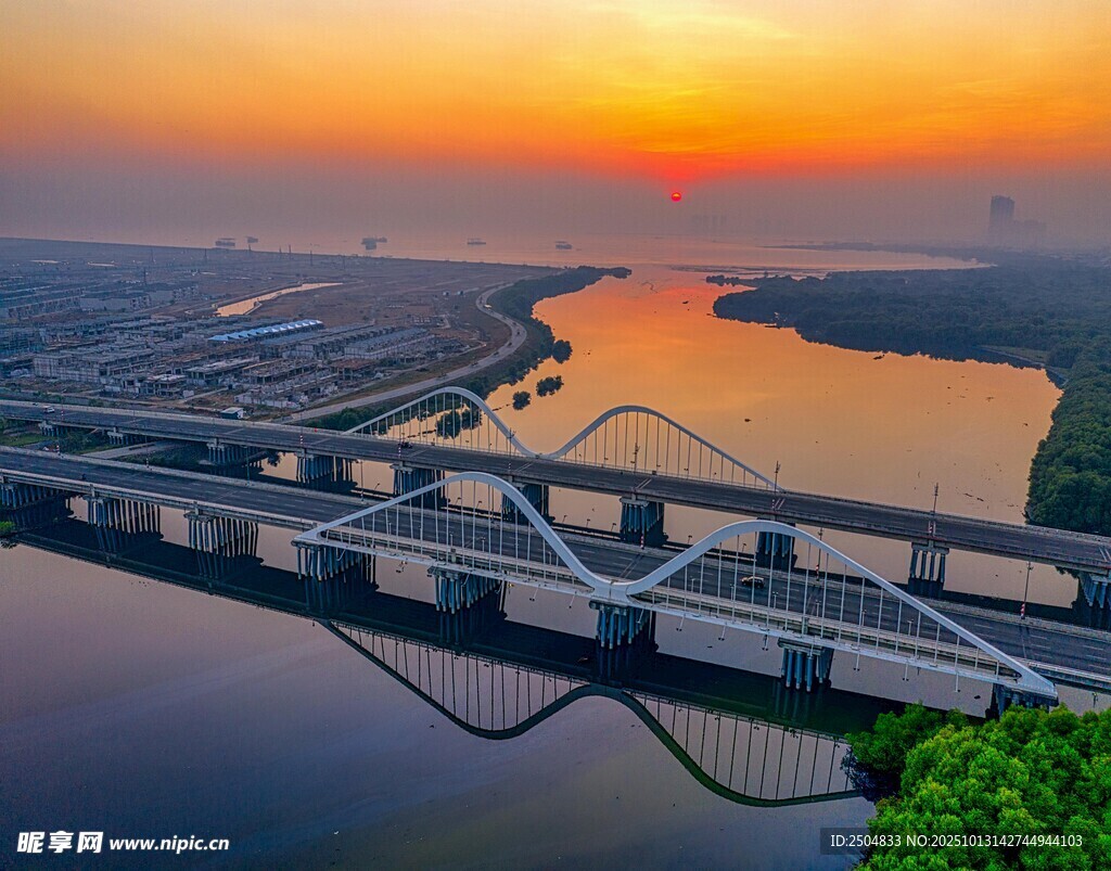 夕阳下的桥梁与城市景观