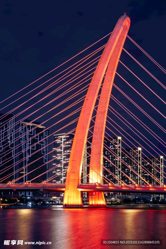 璀璨夜景中的红色拱形桥梁