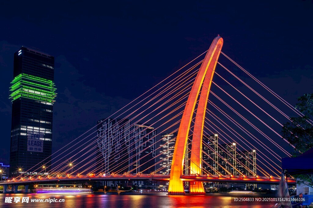 城市夜景中的绚丽桥梁