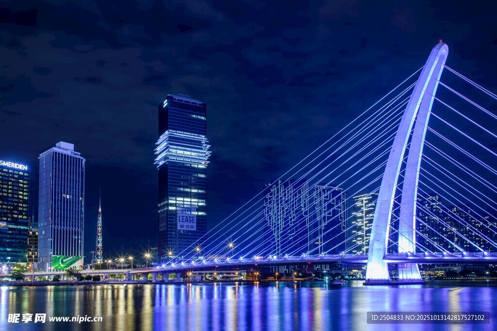 城市夜景下的绚丽桥梁