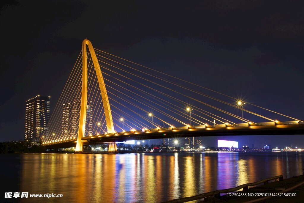 夜晚璀璨的跨江大桥