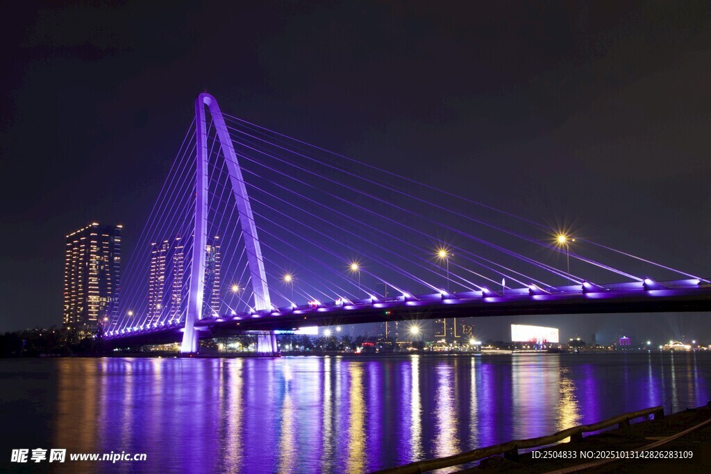 夜晚璀璨的跨江大桥