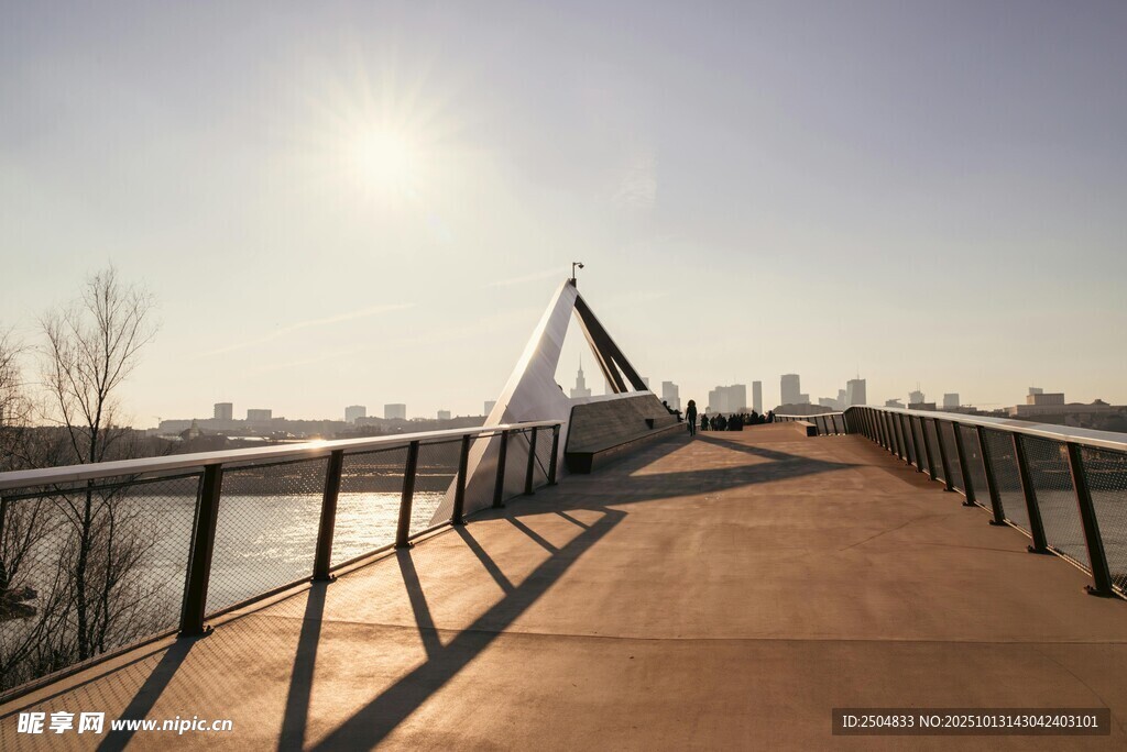 河畔步道与独特建筑景观