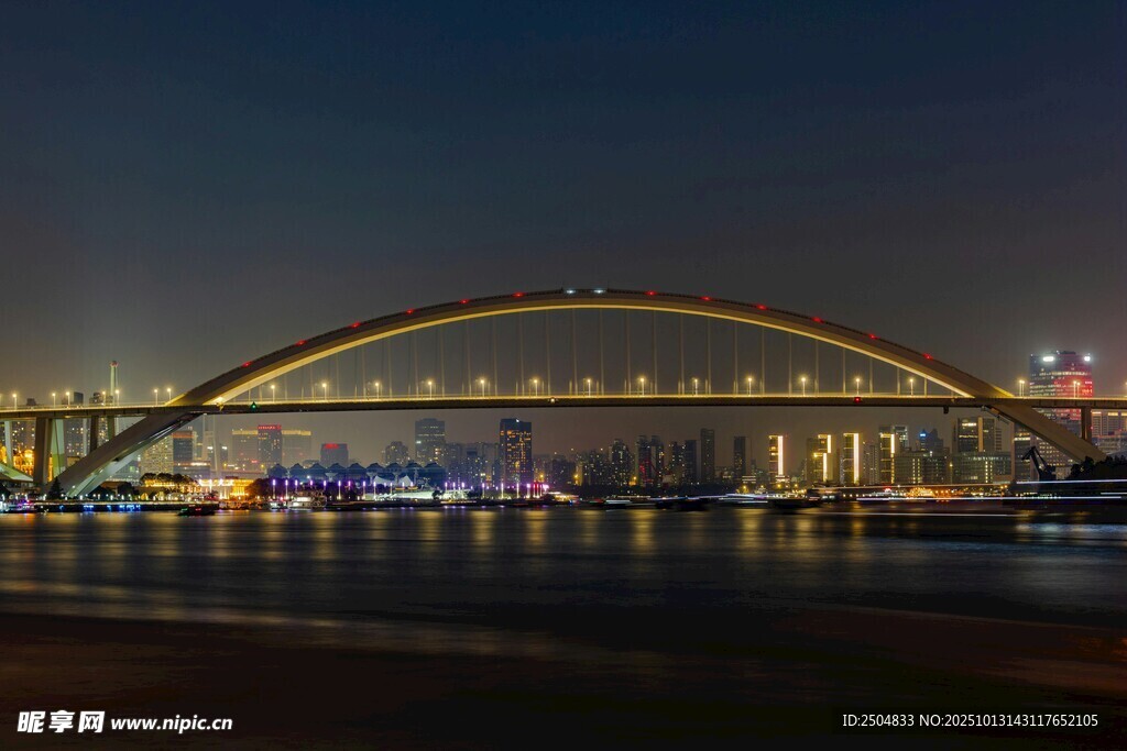 夜晚璀璨的拱形大桥夜景