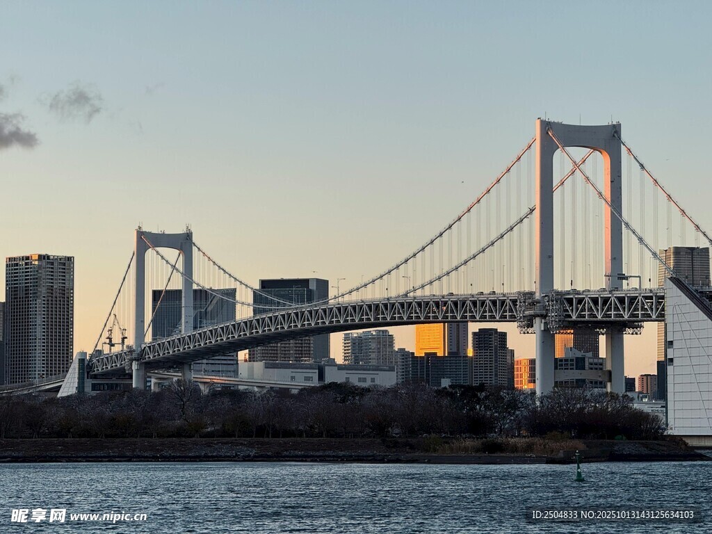 黄昏下的城市跨海大桥