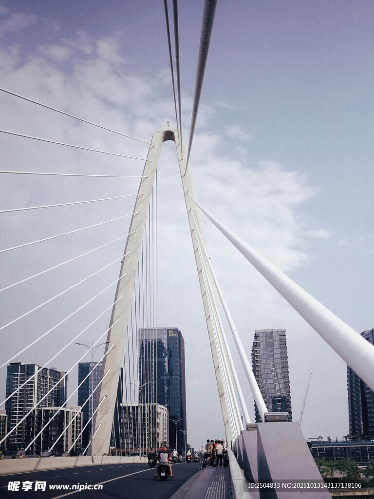 现代桥梁与城市建筑景观