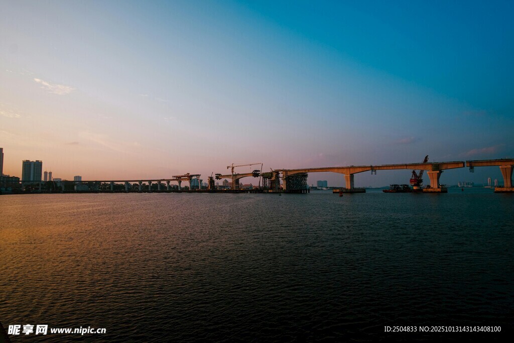 黄昏下的跨海大桥美景