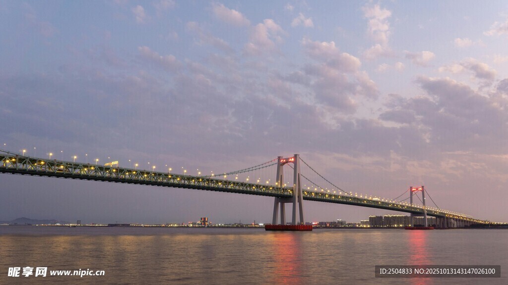 黄昏下的跨江大桥美景