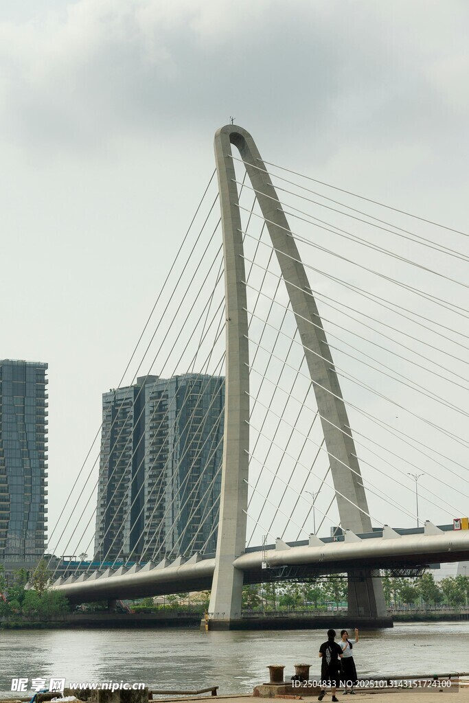 现代斜 桥横跨城市水域