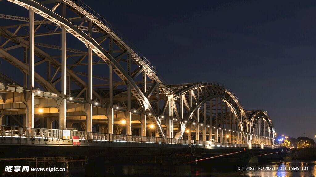 夜晚的钢制拱桥夜景