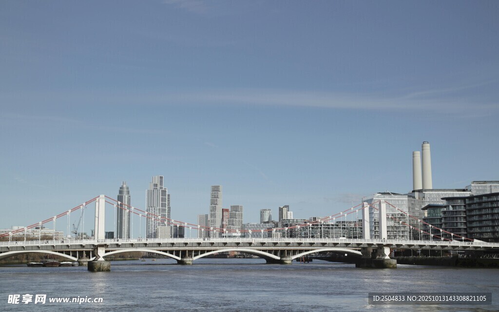 城市河畔桥梁与天际线景观