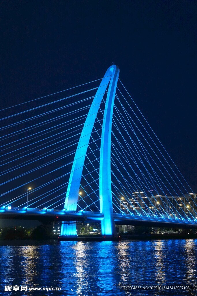 蓝色夜景大桥横跨水面