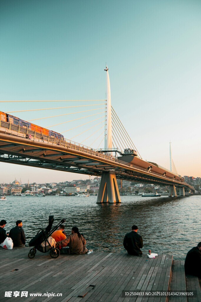 河畔大桥下的休闲场景