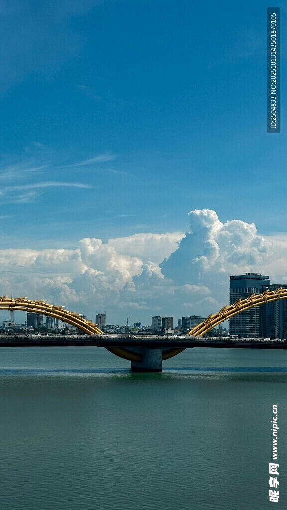 城市河畔的黄色桥梁景观