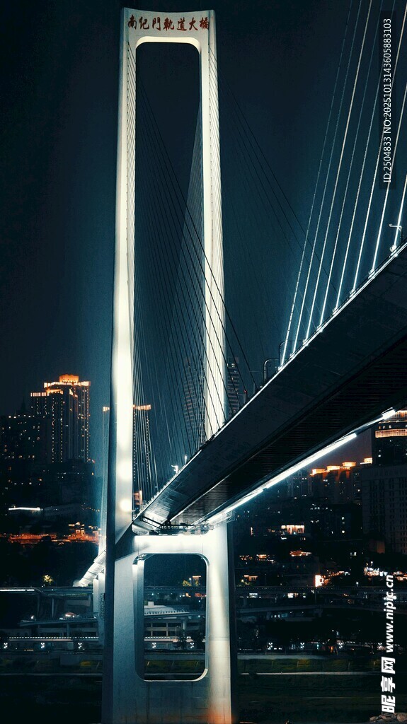 城市夜景中的宏伟跨江大桥