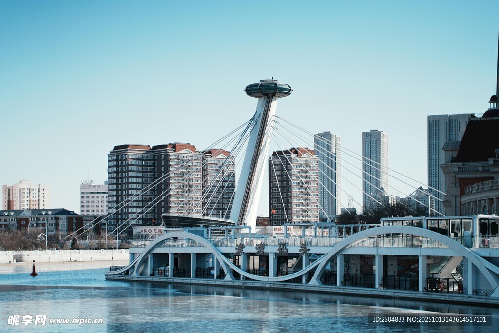 城市河畔桥梁与现代建筑