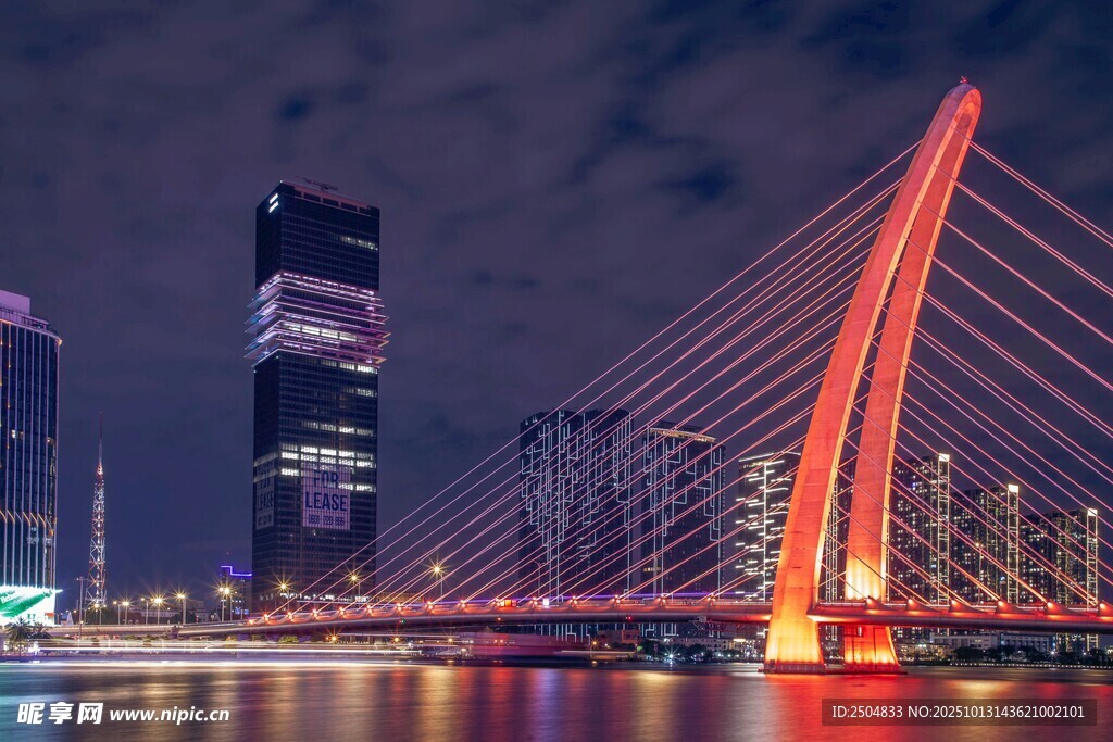 城市夜景中的绚丽桥梁