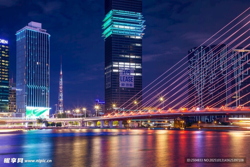 城市夜景中的璀璨桥梁