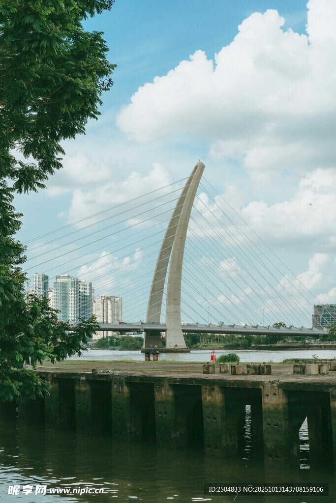 河畔拱形桥梁风景