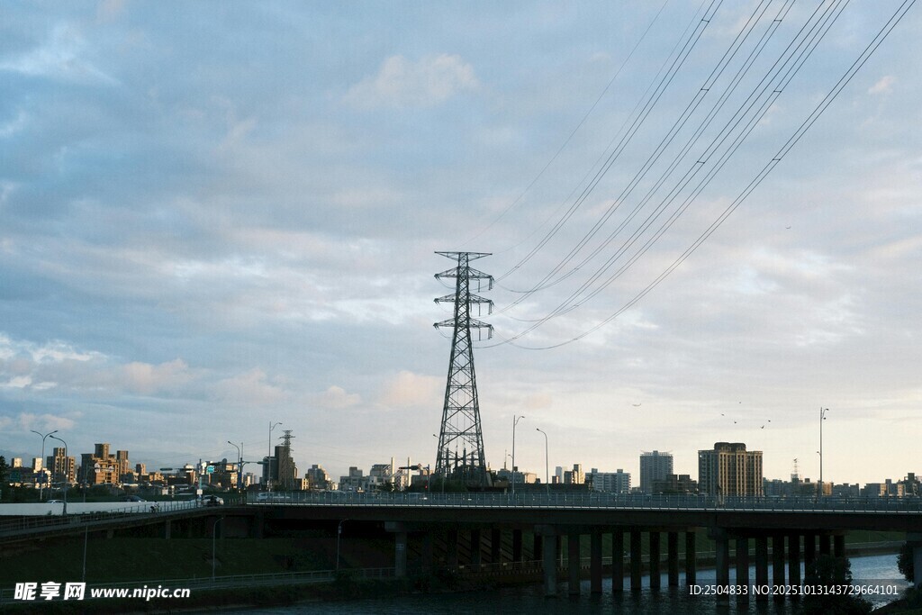郊外输电塔与美丽天空