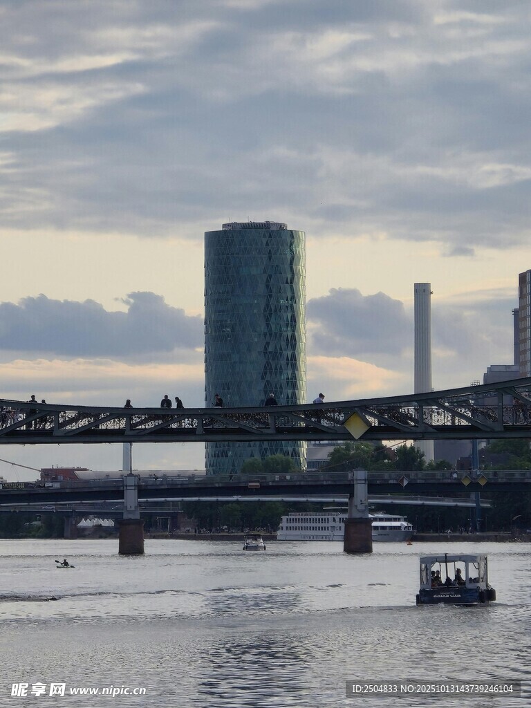 河畔城市风光与船只景象