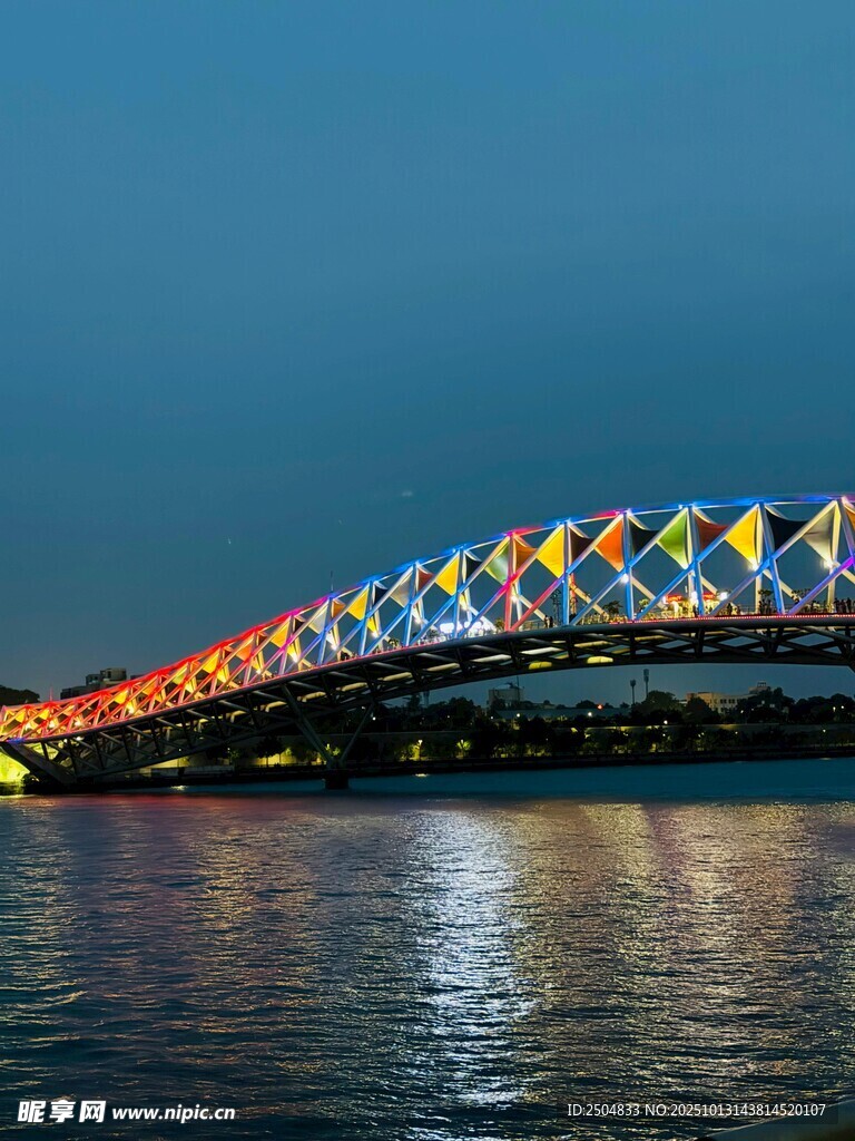 多彩桥梁横跨静谧水面