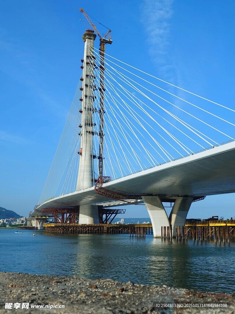 现代斜 桥建设景观
