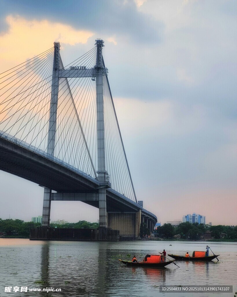 夕阳下的桥梁与河上小船
