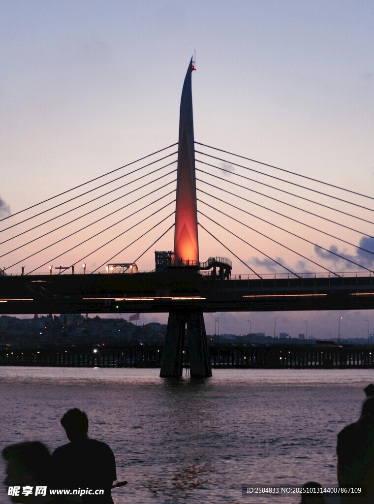 夕阳下的桥梁景观