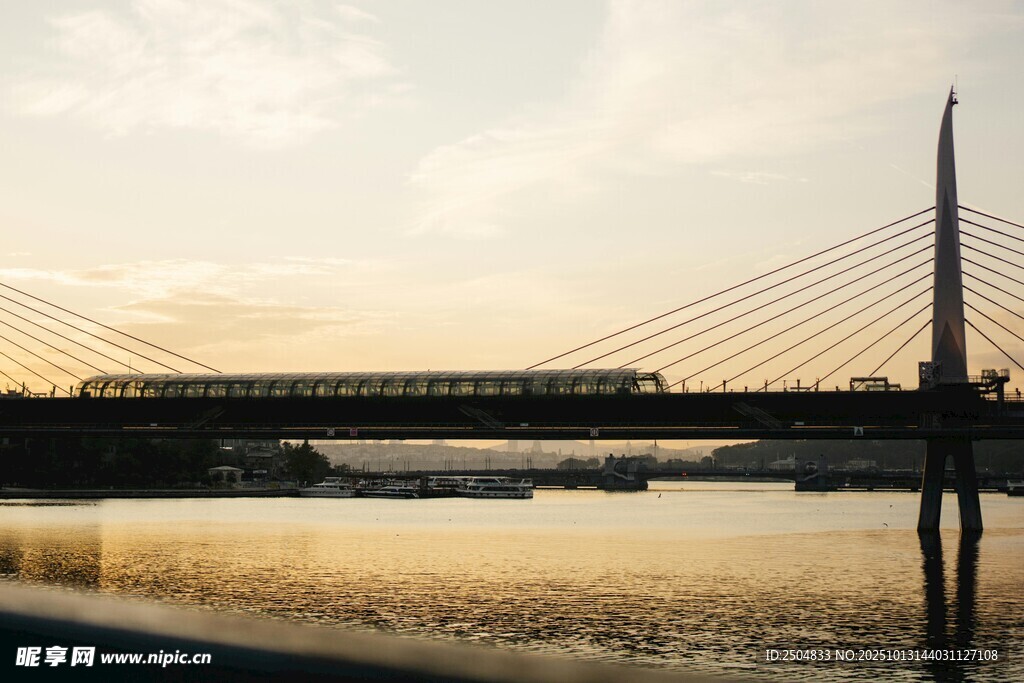 夕阳下的桥梁横跨水面