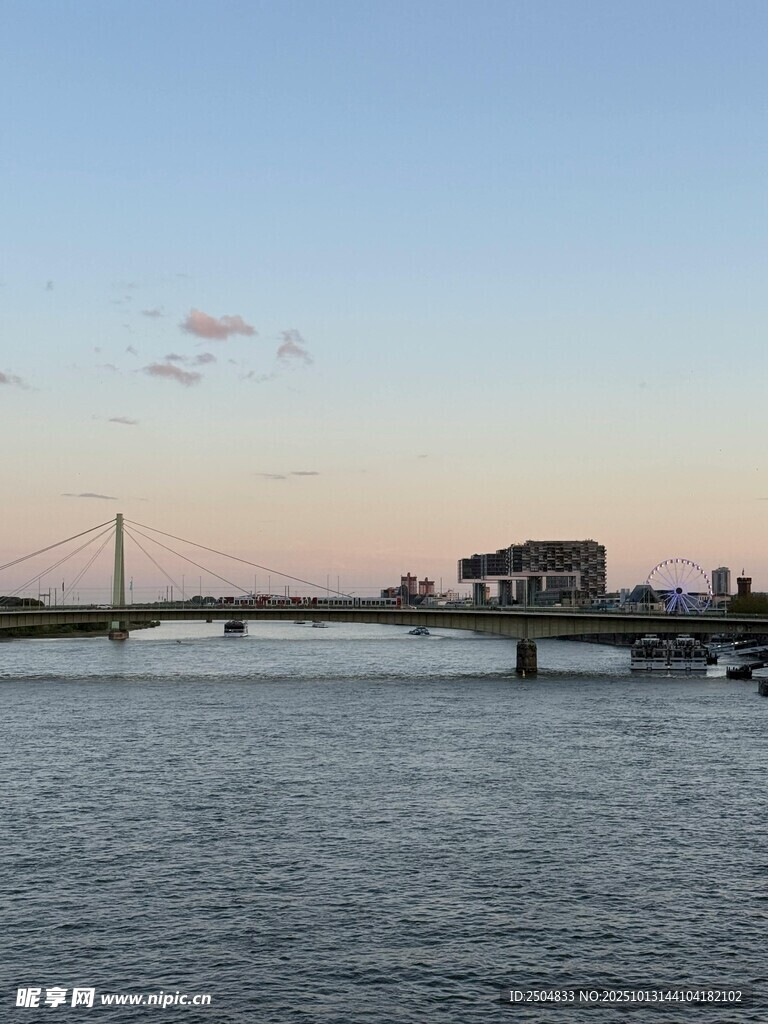 黄昏下宁静的水边桥梁景观