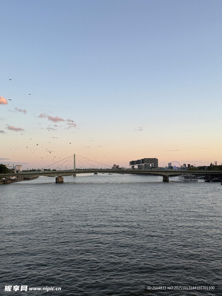河畔黄昏美景