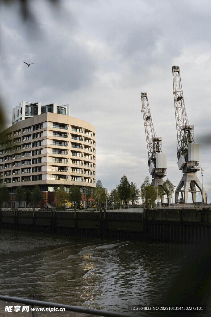 河畔建筑与起重机景观