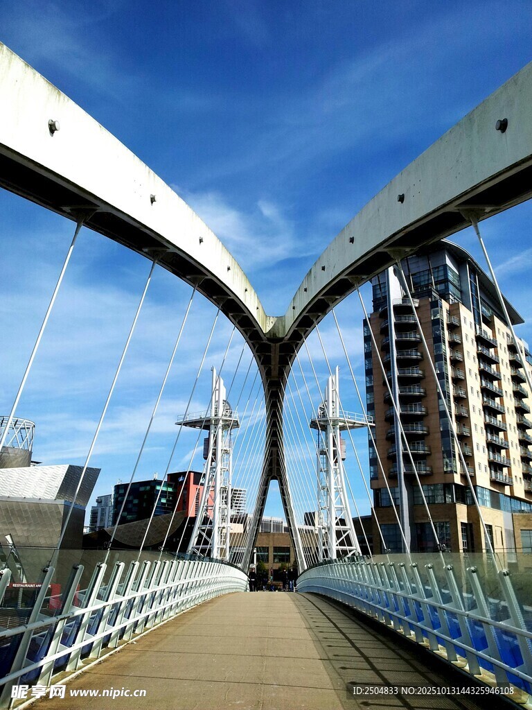 城市桥梁与现代建筑景观