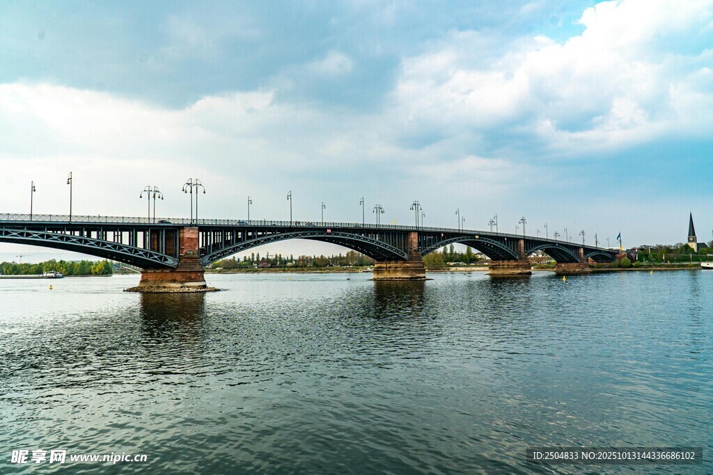 河畔桥梁风景