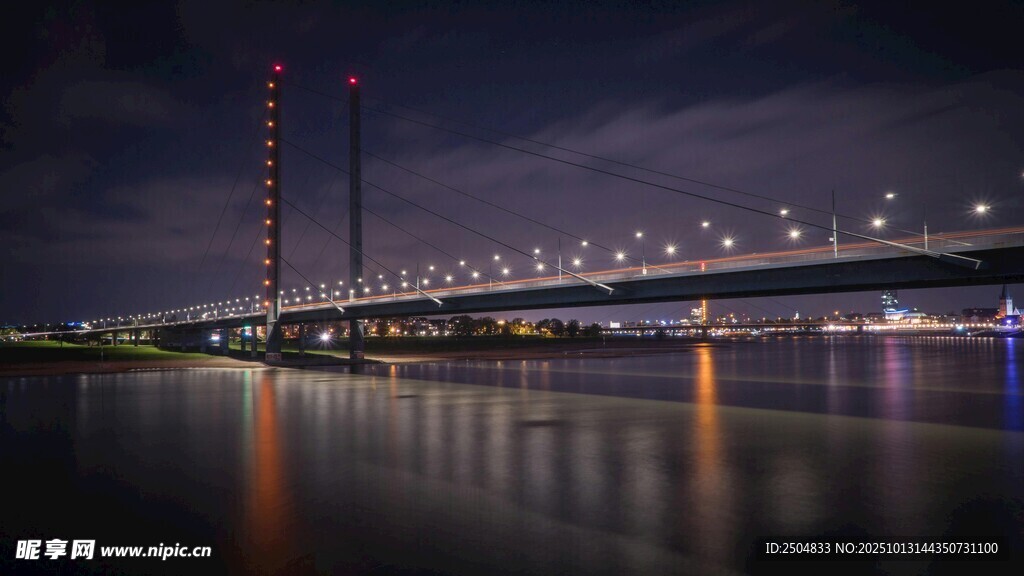 夜晚跨海大桥璀璨夜景