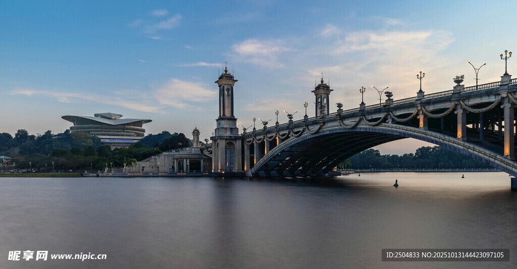 河畔古桥美景