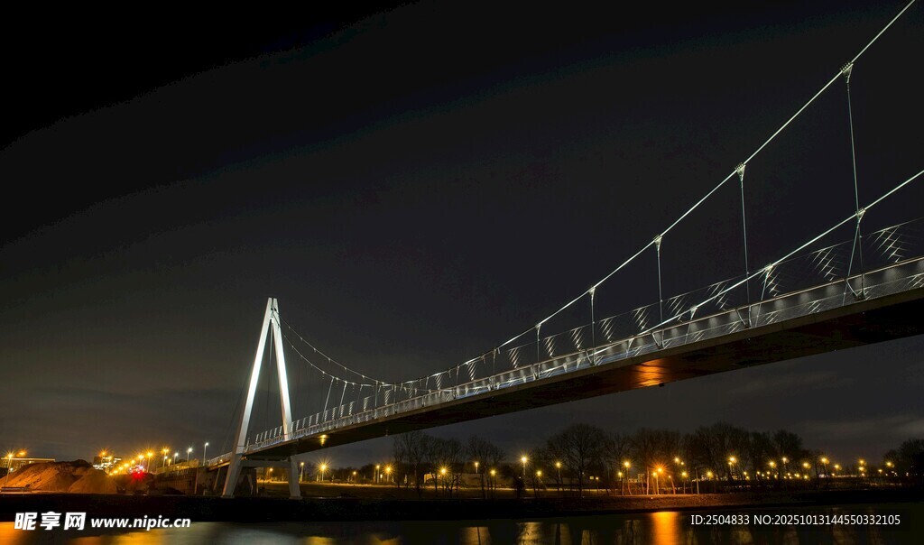 夜晚桥梁夜景璀璨夺目
