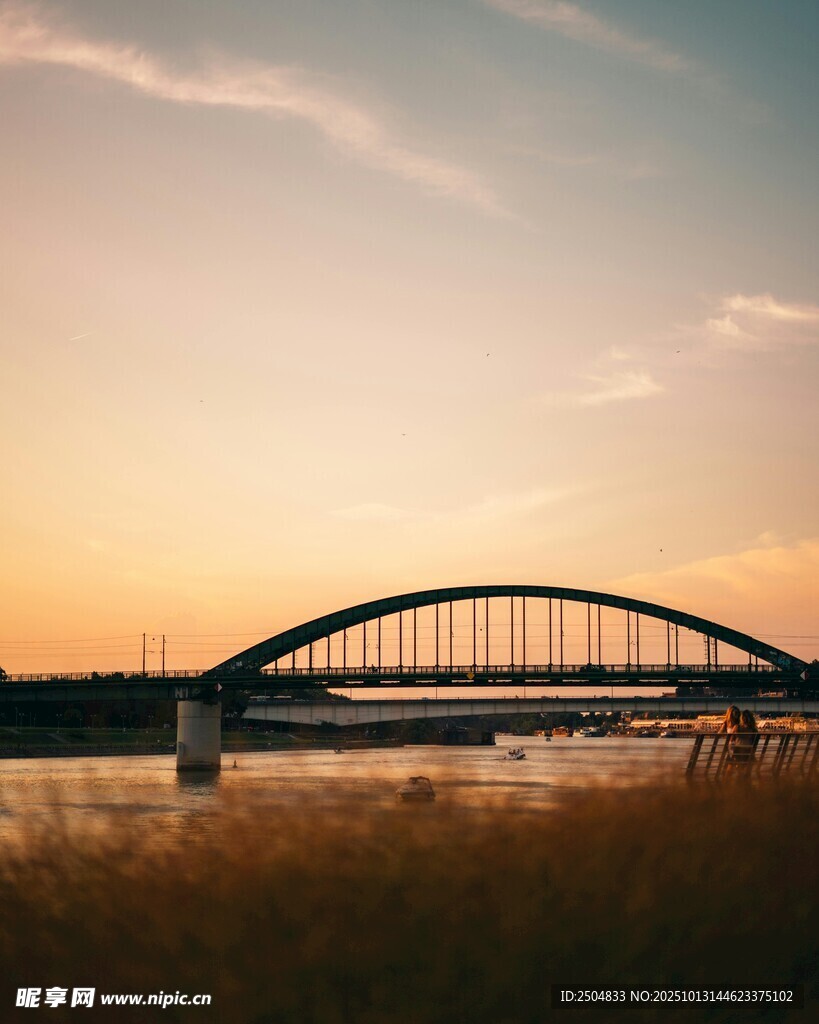 夕阳下的拱形桥梁美景
