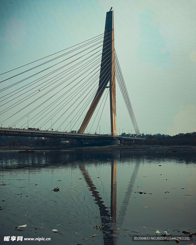 河畔斜 桥倒影美景