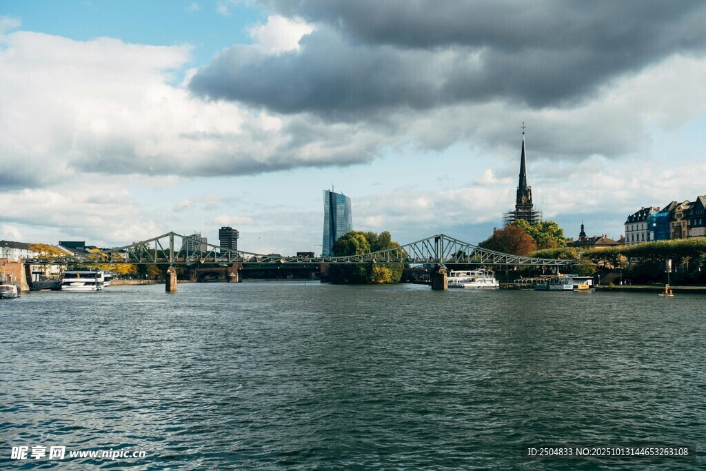 河畔城市风光美景