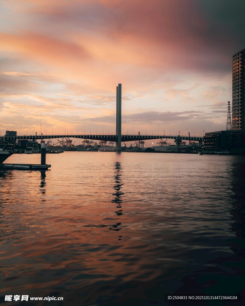 黄昏下的城市河畔美景
