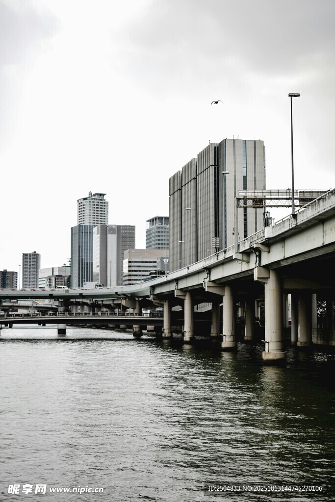 城市河畔高架桥景观