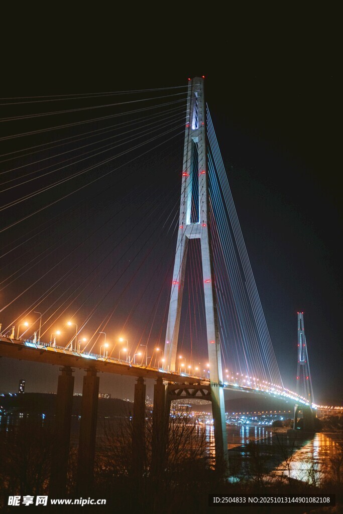 夜晚璀璨的斜 桥